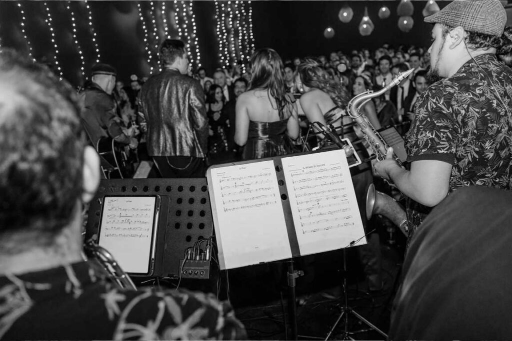 Nos ajustamos a tus requerimientos para que tus eventos corporativos se luzcan con buena música.